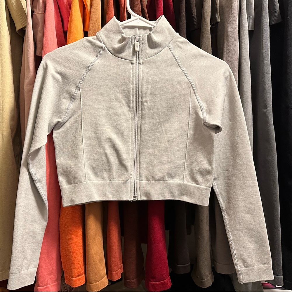Alphalete amplify jacket silver sky